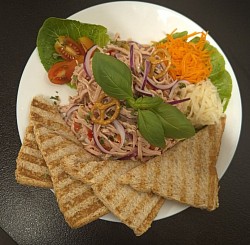 Wurstsalat mit Vollkorntoast